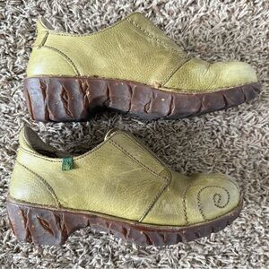 El Naturalista women’s leather slip on shoes (clogs) size 36. Distressed look